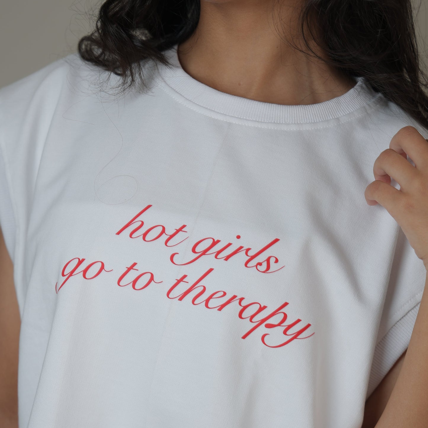 notee sleeveless t-shirt (hot girls go to therapy)