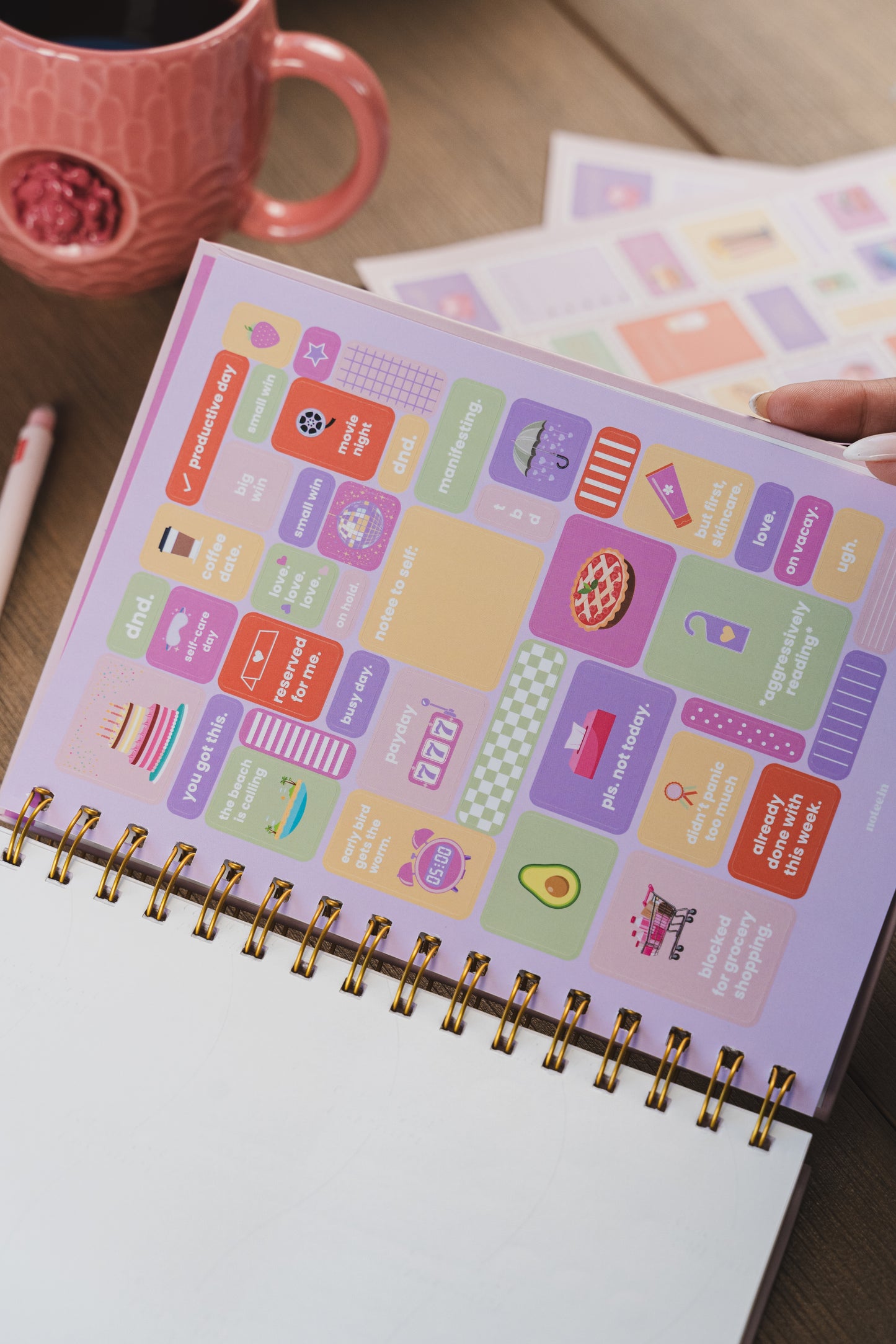 2025 yearly planner (Pastel)